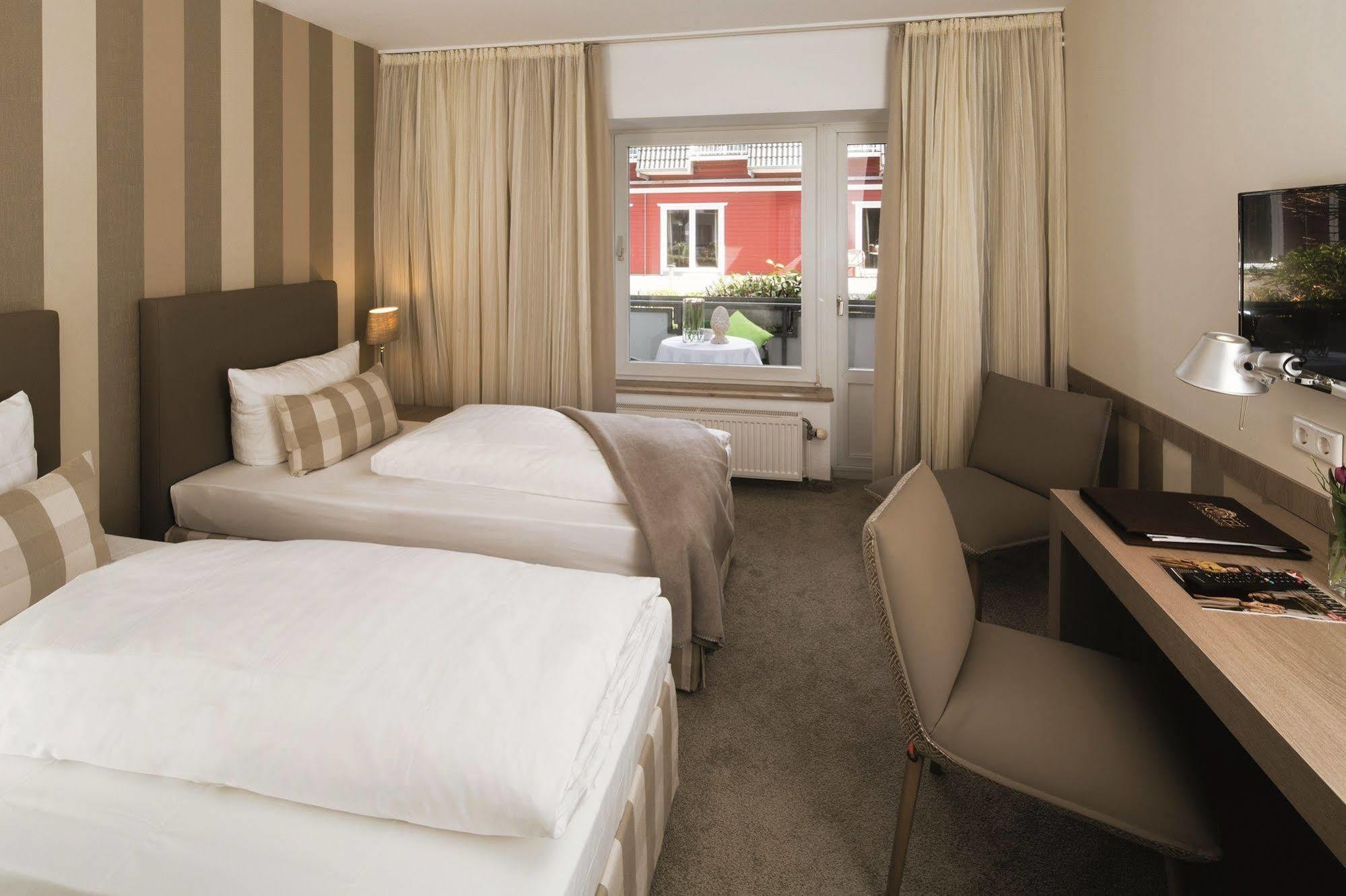 Hotel Am Schlosspark Garni هوسوم المظهر الخارجي الصورة
